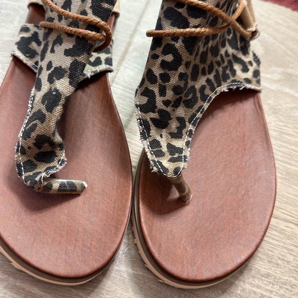Flat Sandals - Picture 4 of 5